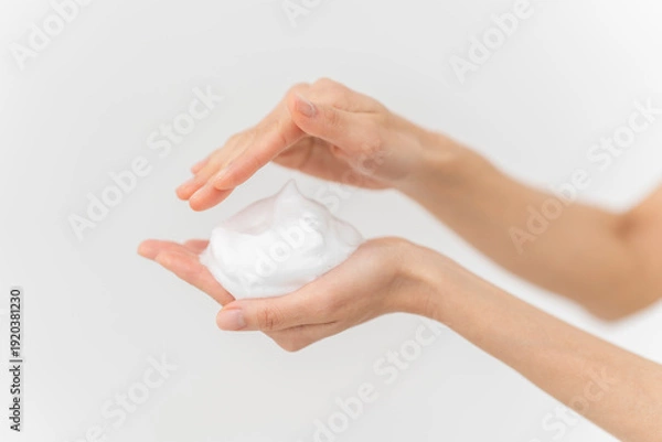 Obraz スキンケアプロセス。洗顔フォームの泡を手にのせている手元。