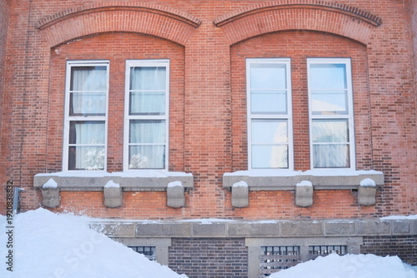 Obraz 雪景色に佇むレトロなレンガ造りの建物 - 冬の静寂と温もり