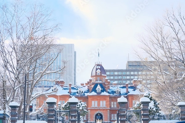 Obraz 雪舞う赤れんが庁舎：札幌の冬景色と歴史の鼓動