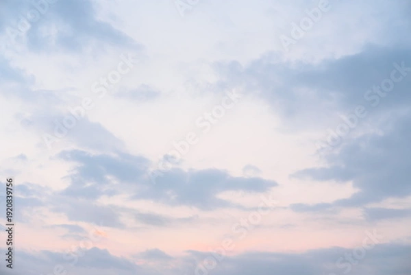 Fototapeta 幻想的な空のグラデーション - 穏やかな朝焼けと夕暮れの息吹