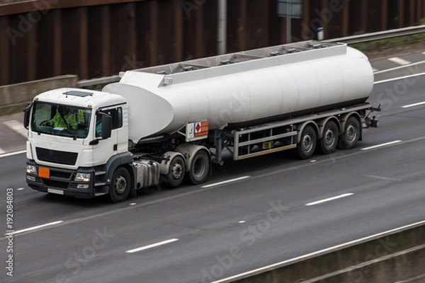 Obraz Biała cysterna na drodze