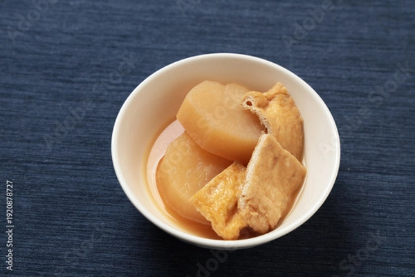 Obraz 大根と油揚げの煮物