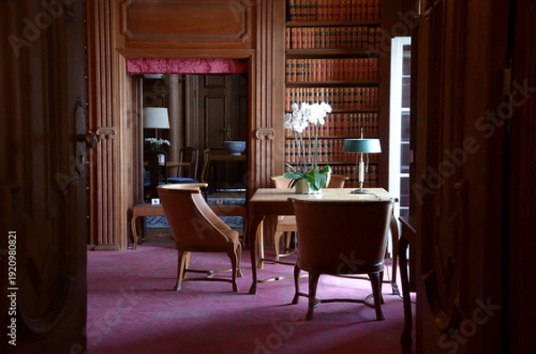 Obraz クラシックな木製書棚とアンティーク家具が並ぶエレガントな洋館の書斎