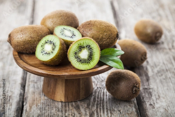 Obraz Ripe kiwi in a wooden dish
