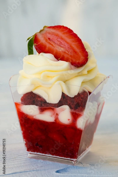 Fototapeta вкусный десерт в стаканчике с кремом и клубникой
