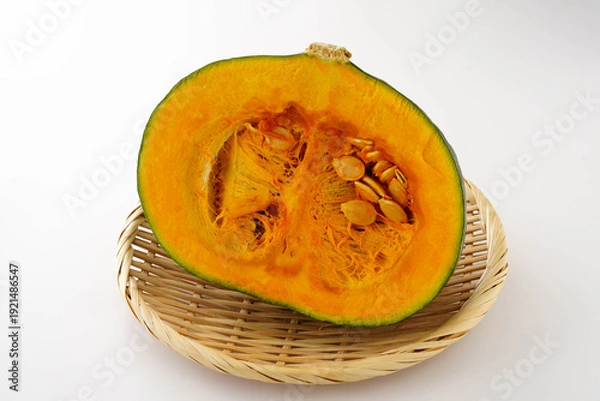 Obraz かぼちゃ　ハーフカット　白背景 　ザル