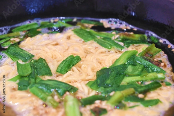 Obraz ニラのかやく付き袋麺