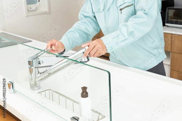 Obraz 水栓の点検をする作業員