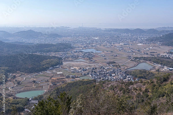 Obraz 高御位山（たかみくらやま）兵庫県加古川市と高砂市にまたがる標高304mの山のハイキング中に見える風景