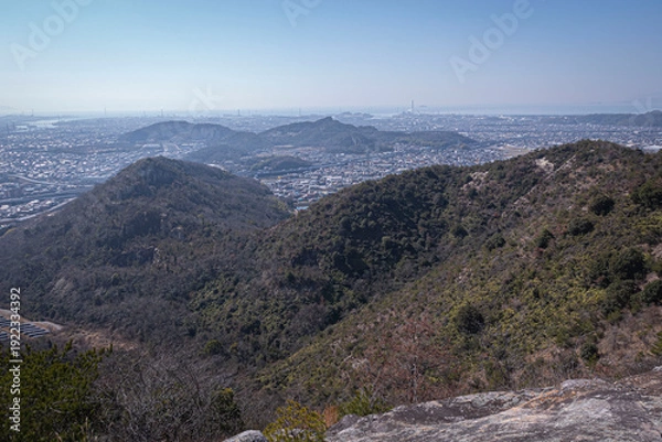 Obraz 高御位山（たかみくらやま）兵庫県加古川市と高砂市にまたがる標高304mの山のハイキング中に見える風景