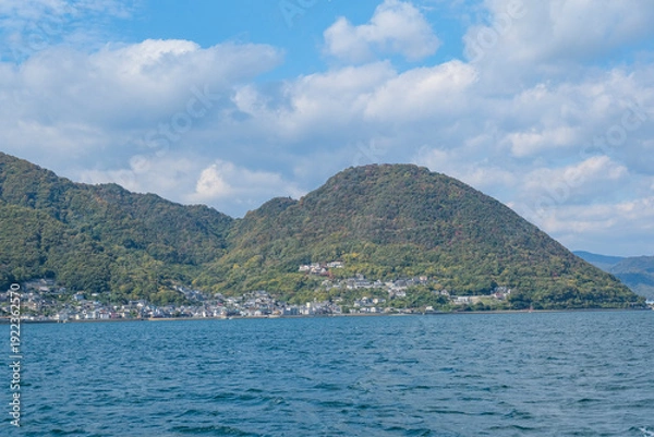 Obraz 瀬戸内海の島々へ向かう船から見る三原の市街地