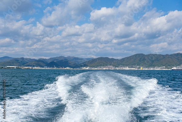 Obraz 瀬戸内海の島々へ向かう船から見る三原の市街地