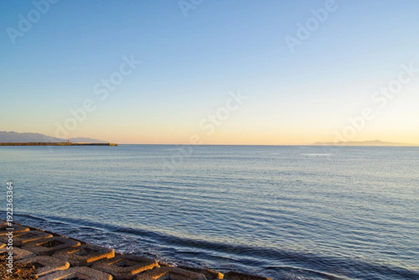 Obraz 標津町の海岸から見る国後島と知床半島の山々