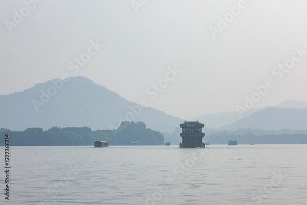 Obraz 世界遺産である西湖を巡る遊覧船から見る景色