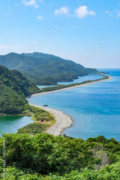 Obraz 長い砂州が続く甑島の名所の一つである長目の浜