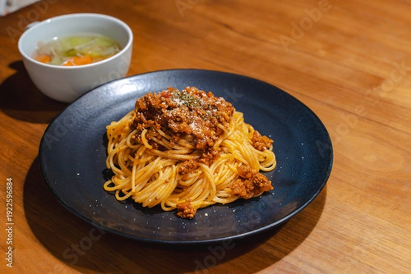 Obraz 黒い皿のミートソースパスタ