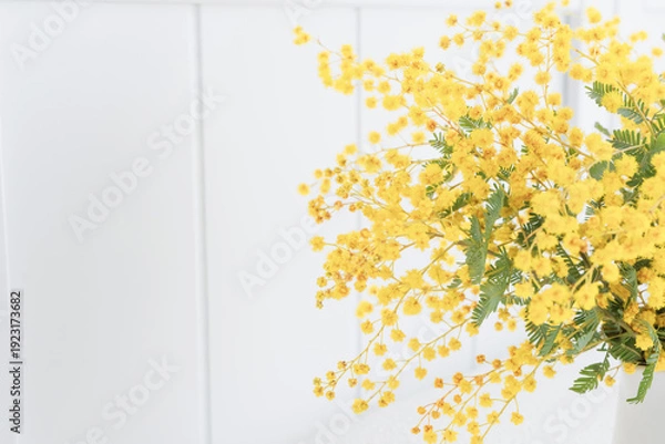Obraz 花瓶に飾った黄色いミモザの花　背景素材　コピースペース