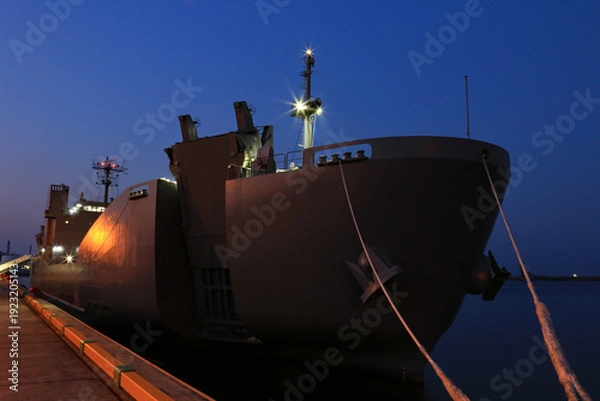 Obraz 係留中の輸送艦