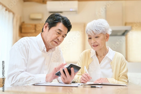 Obraz 家計の計算をするアジア人シニア夫婦