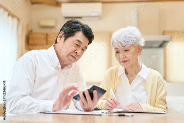 Obraz 家計の計算をするアジア人シニア夫婦