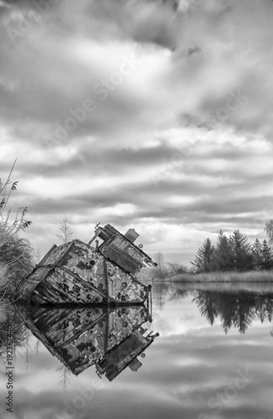 Fototapeta sinking boat