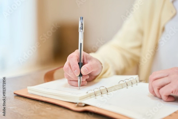 Obraz 日記をつけるアジア人シニア女性