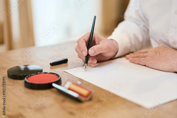 Obraz 遺言書の内容を考えるアジア人シニア男性