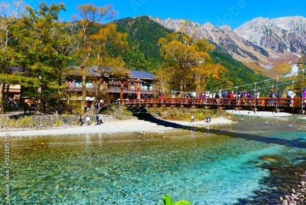 Obraz 中部山岳国立公園、秋の上高地。松本、長野、日本。10月下旬。
