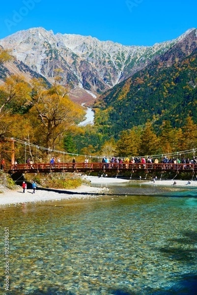 Obraz 中部山岳国立公園、秋の上高地。松本、長野、日本。10月下旬。