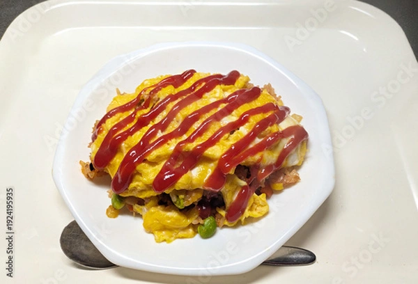 Obraz 家庭的で彩り豊かなケチャップがかかった ふわふわ卵のオムライス 枝豆入り