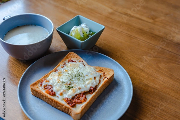 Obraz 朝食セットと木のテーブル