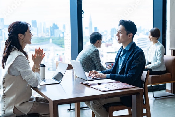 Obraz オフィスで商談・打ち合わせを行うビジネスパーソンたち