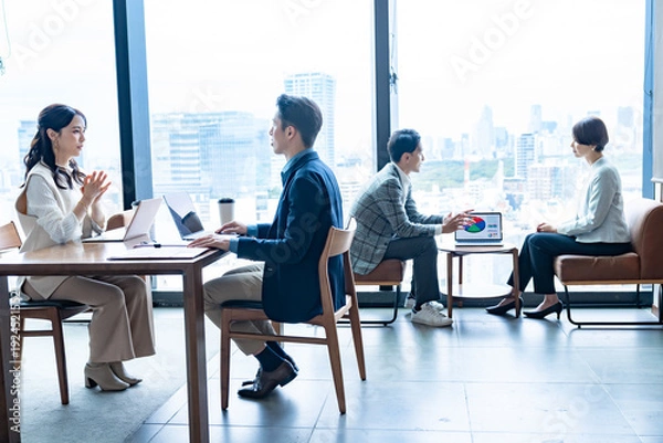 Obraz オフィスで商談・打ち合わせを行うビジネスパーソンたち