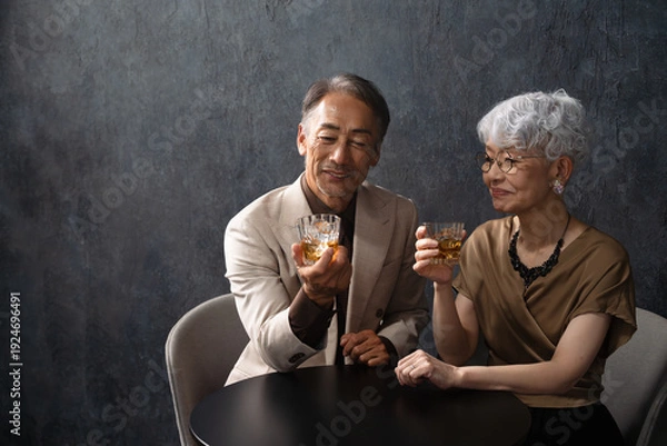 Obraz ブランデーを飲むシニア男女　ライフスタイルイメージ