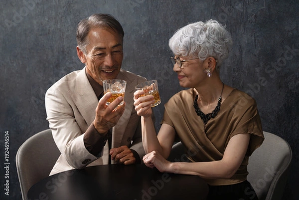 Obraz ブランデーを飲むシニア男女　ライフスタイルイメージ