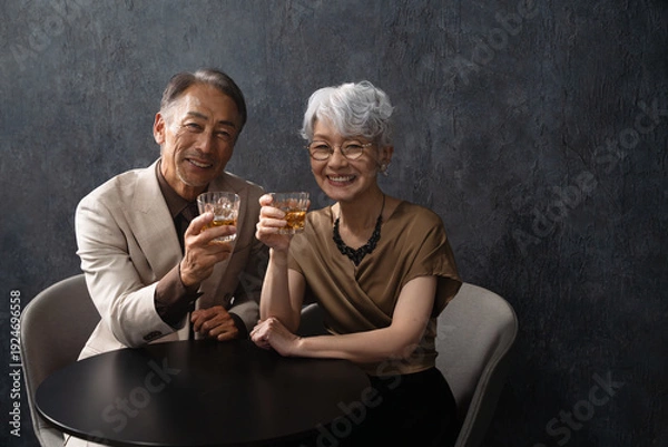 Obraz ブランデーを飲むシニア男女　ライフスタイルイメージ