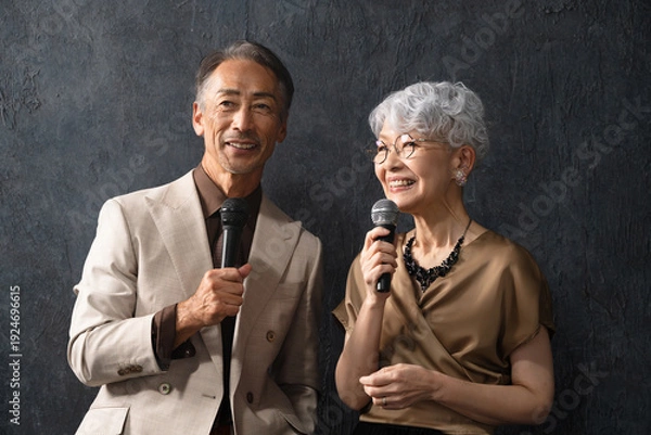 Obraz マイクを持って歌を歌うシニア男女　ライフスタイルイメージ