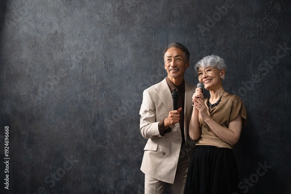 Obraz マイクを持って歌を歌うシニア男女　ライフスタイルイメージ