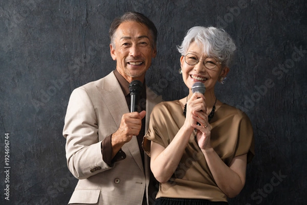 Obraz マイクを持って歌を歌うシニア男女　ライフスタイルイメージ