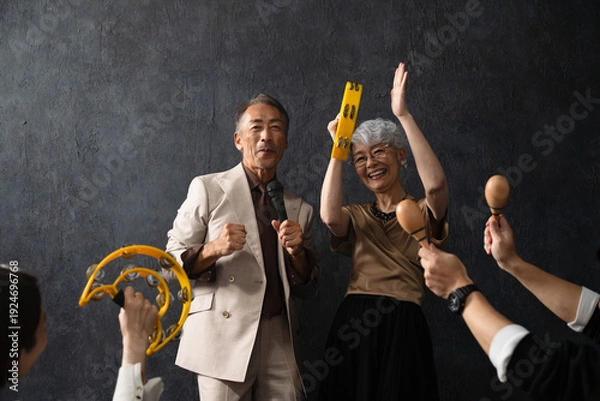 Obraz マイクを持って歌を歌うシニア男女　ライフスタイルイメージ