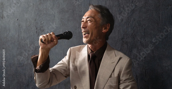 Obraz マイクを持って熱唱するシニア男性　ライフスタイルイメージ