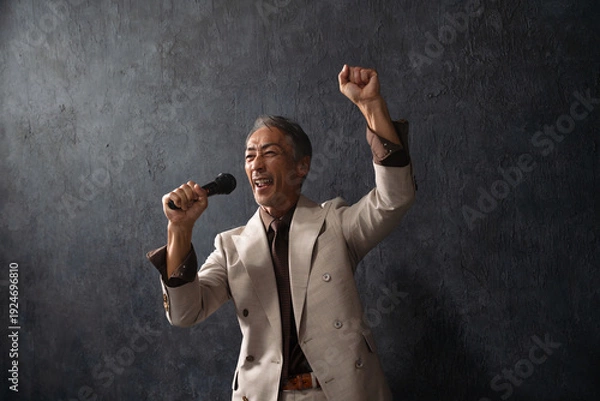 Obraz マイクを持って熱唱するシニア男性　ライフスタイルイメージ