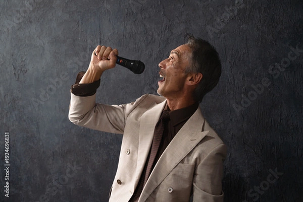 Obraz マイクを持って熱唱するシニア男性　ライフスタイルイメージ