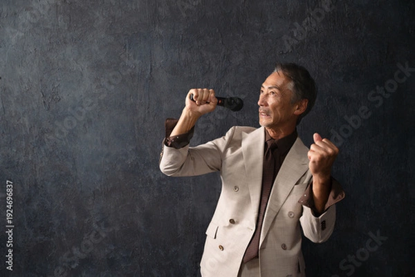 Obraz マイクを持って熱唱するシニア男性　ライフスタイルイメージ