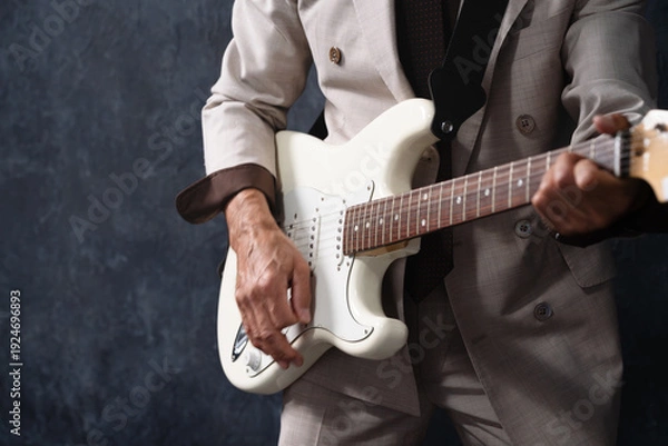 Obraz ギターを弾くシニア男性　ライフスタイルイメージ