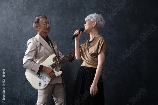 Obraz 歌を歌う女性とギターを弾く男性　ライフスタイルイメージ