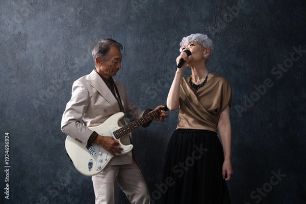 Obraz 歌を歌う女性とギターを弾く男性　ライフスタイルイメージ