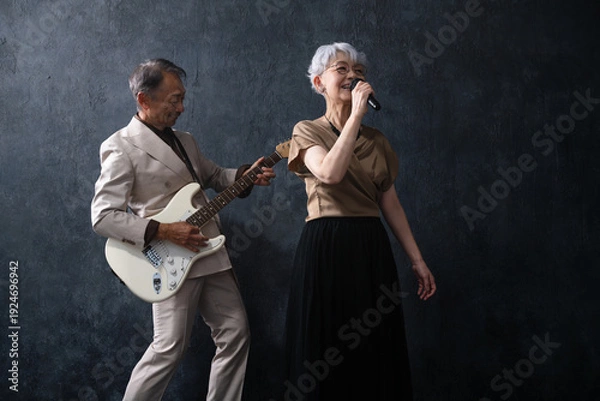 Obraz 歌を歌う女性とギターを弾く男性　ライフスタイルイメージ