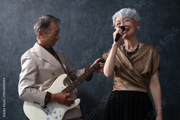 Obraz 歌を歌う女性とギターを弾く男性　ライフスタイルイメージ