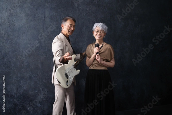 Obraz 歌を歌う女性とギターを弾く男性　ライフスタイルイメージ
